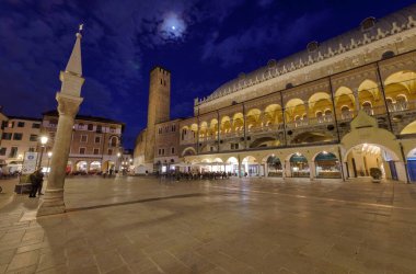 PADUA, İtalya - Nisan 03 2023: Palazzo della Ragione tarafından vurgulanan canlı Piazza della Frutta 'da gece hayatı.
