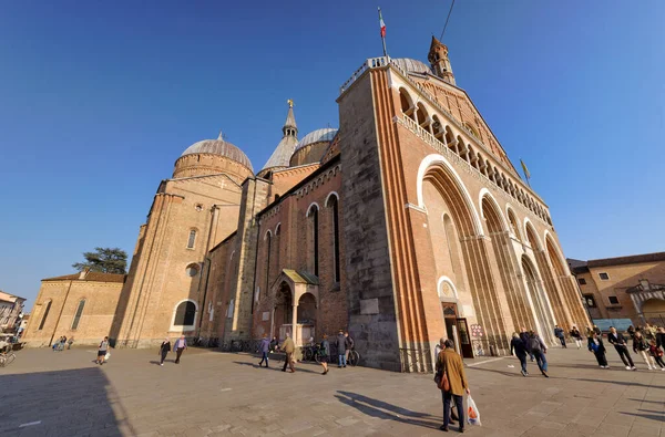 Padua Italien April 2023 Människor Passerar Framför Basilikan Saint Anthony — Stockfoto