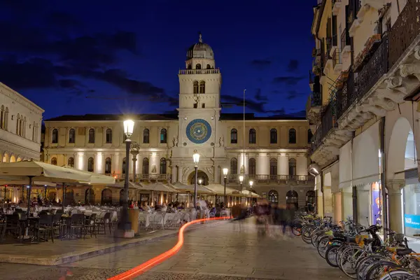 Padua Italy 2023 Geçmekte Olan Vespa Nın Piazza Dei Signori — Stok fotoğraf
