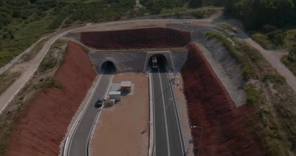 クロアチアのペレシアック橋への新しいアクセスルート上のポラコバックトンネルの入り口の空中ビュー — ストック動画