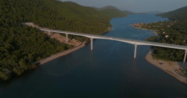 Εκπληκτικό Εναέριο Πανόραμα Παρουσιάζει Γέφυρα Ston Απλώνεται Κομψά Κατά Μήκος — Αρχείο Βίντεο