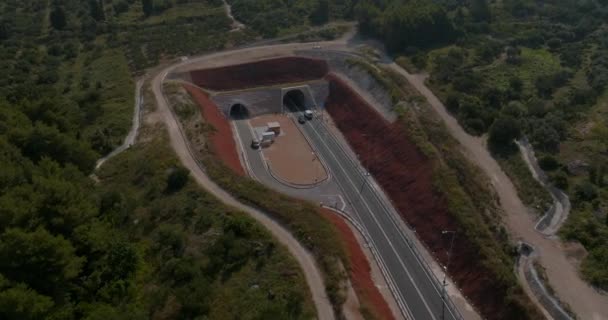 クロアチアのペレシアック橋への新しいアクセスルート上のポラコバックトンネルの入り口の空中ビュー — ストック動画