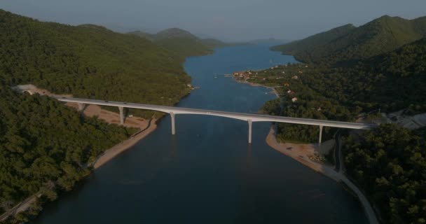 素晴らしい空中パノラマは クロアチアのペルセサックのストーン運河を横切ってエレガントに伸びるストーンブリッジを展示しています — ストック動画