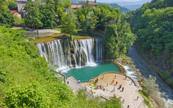 Jajce Bosnia Herzegovina 2023年6月2日 高原上的游客在普里瓦瀑布 Pliva Waterfall 集合地点拍摄宏伟的全景 — 图库照片