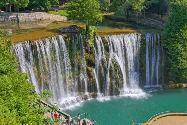 Jajce Bosnia Herzegovina 2023年6月2日 高原上的游客在普里瓦瀑布 Pliva Waterfall 集合地点拍摄宏伟的全景 — 图库照片