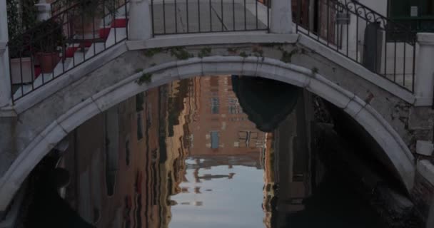 Puente Arco Peatonal Las Estrechas Calles Ciudad Vieja Venecia Italia — Vídeo de stock