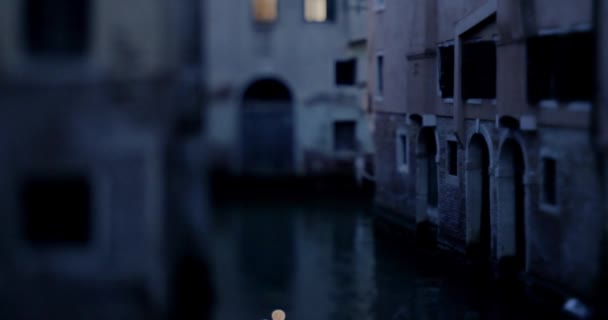Вузький Морський Канал Романтичний Безлюдний Відображення Світла Поверхні Води Венеції — стокове відео