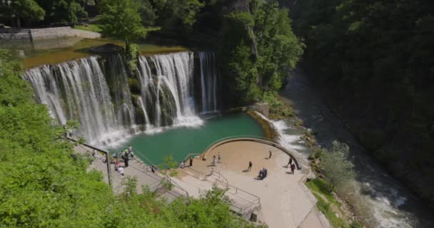 Jajce Bosnia Herzegovina 2023年6月2日 高原上的游客在普里瓦瀑布 Pliva Waterfall 集合地点拍摄宏伟的全景 — 图库视频影像