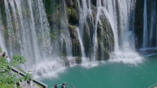 Jajce Bosnia Herzegovina 2023年6月2日 高原上的游客在普里瓦瀑布 Pliva Waterfall 的普利瓦河与弗尔巴斯河汇合的地方捕捉到宏伟的全景 倾斜向上射门 — 图库视频影像
