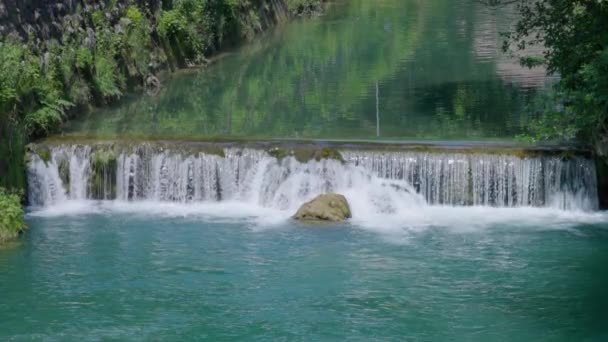美しいジャージスの町を流れるカスケードのプラヴァ川の素晴らしい景色 — ストック動画