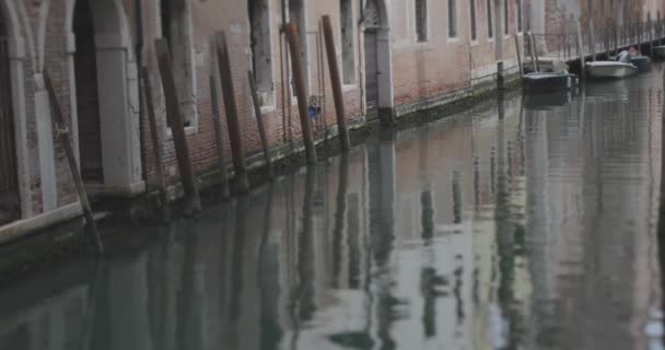 Venice Italy April 2023 Вузький Морський Канал Романтичний Спустошений Відображення — стокове відео