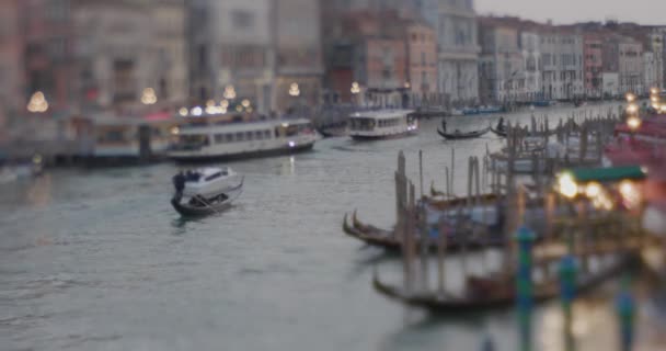 Вениция Италия Апреля 2023 Года Лодки Проходящие Через Большой Канал — стоковое видео