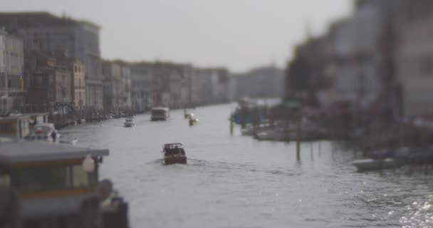 Вениция Италия Апреля 2023 Года Лодки Проходящие Через Гранд Канал — стоковое видео