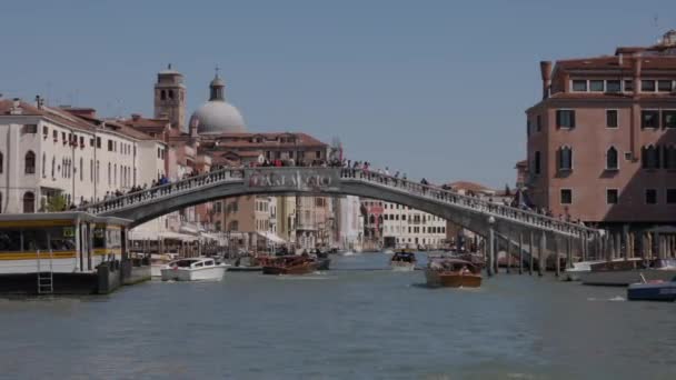 イタリアのベニス エイプリル社2023年10月10日 サンタクロースとカンナレッジョの間のグランド キャナルまで ストーン アーチ橋の下を通過するボート — ストック動画