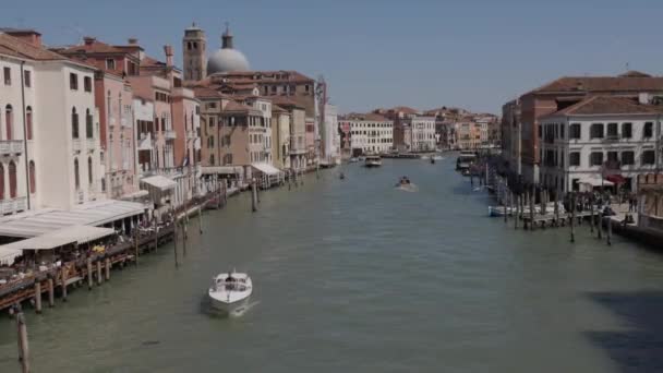 イタリアのベニス エイプリル社2023年10月10日 ストーンアーチ橋からグランド キャナル ビューを通過するボート Ponte Degli Scalzi — ストック動画