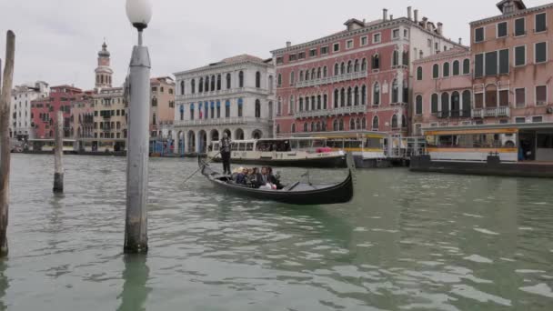 Вениция Италия Апреля 2023 Года Гондола Проходит Через Большой Канал — стоковое видео