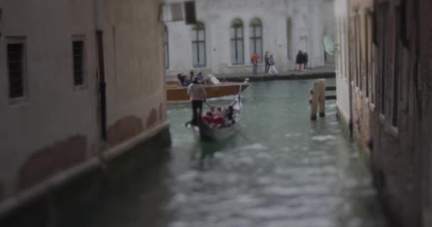 Venice Itália Abril 2023 Gôndola Saindo Canal Lateral Estreito Entrando — Vídeo de Stock