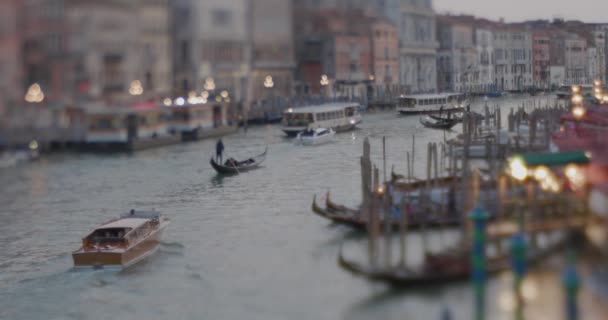 Вениция Италия Апреля 2023 Года Лодки Проходящие Мимо Большого Канала — стоковое видео