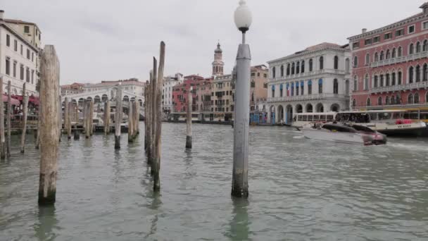 Вениция Италия Апреля 2023 Года Лодки Проходящие Через Большой Канал — стоковое видео