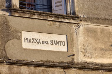 Padua İtalya 'da Aziz Anthony Bazilikası' nın önündeki eski evin duvarındaki Del Santo Meydanı 'nın adı..