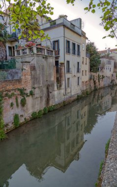 Padua İtalya 'daki eski binaların cephelerinin ve ortaçağ kanallarının büyüleyici görüntüsü.