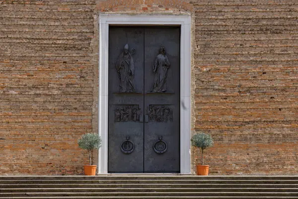Portes Entrée Métalliques Fermées Avec Des Motifs Relief Église Historique — Photo