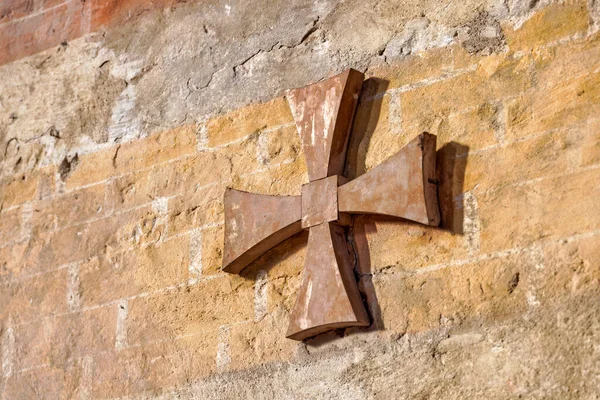 Tiro Ornamentação Cruz Madeira Resistida Uma Parede Igreja Pádua Itália — Fotografia de Stock