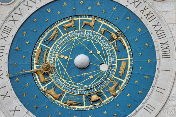 Tour Horloge Emblématique Présentant Les Symboles Zodiaque Sauf Balance Piazza — Photo