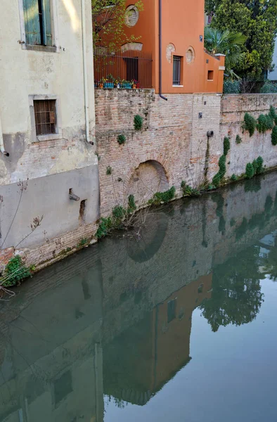 파두아 이탈리아의 물에서 오래된 외관과 — 스톡 사진