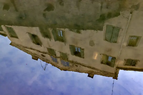 Padua Talya Kanal Suyundaki Eski Bir Binanın Yansıması — Stok fotoğraf
