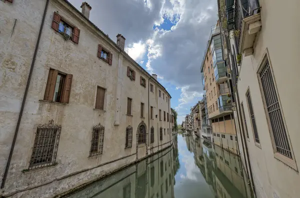 Padua Talya Daki Eski Binaların Cephelerinin Ortaçağ Kanallarının Büyüleyici Görüntüsü — Stok fotoğraf