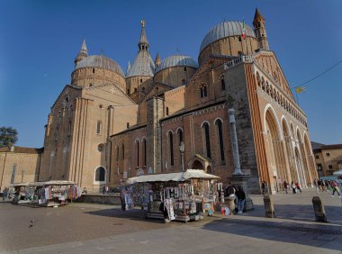 PADUA, İtalya - Nisan 02 2023: Piazza del Santo Meydanı 'nda Aziz Anthony Bazilikasının önünden geçen insanlar.