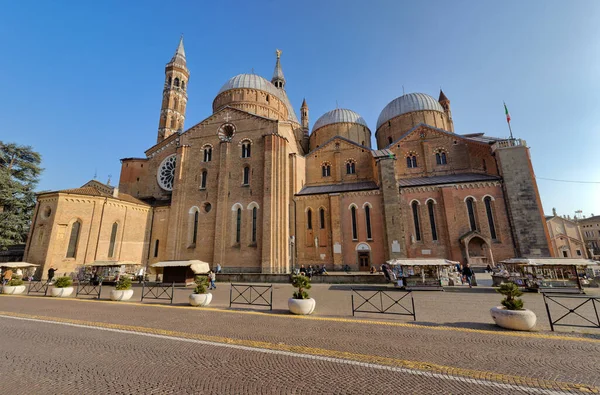 Padua Italië April 2023 Mensen Passeren Voor Basiliek Van Sint — Stockfoto