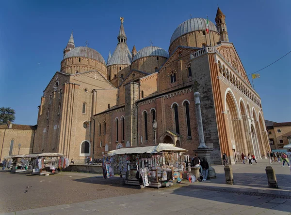 Padua Italië April 2023 Passagiers Voor Sint Antoniusbasiliek Piazza Del — Stockfoto