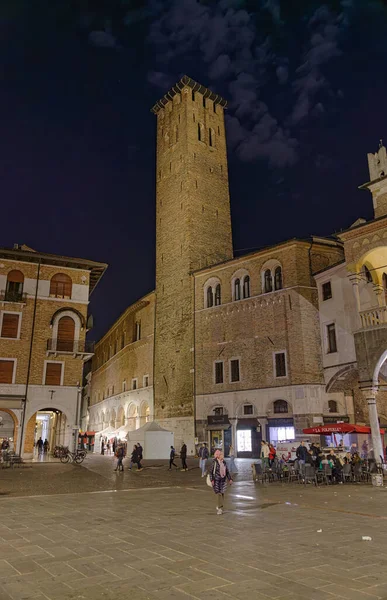 パドゥア イタリア April 2023 パラッツォ デッラ ラガイオタワーが支配するフラッタ広場で月光の下を散策する人々とのナイトライフシーン — ストック写真
