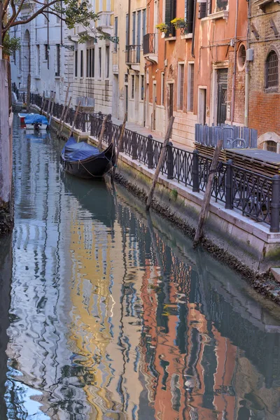 세렌의 아름다운 베네치아 건물들의 외관을 반영하는 곤돌라 가수로 주차되어 베네치아의 — 스톡 사진