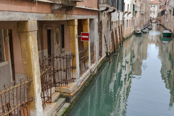 Serene Venedik Kanalı Manzaralı Taş Evler Kayıksız Bir Tabela Uzak — Stok fotoğraf