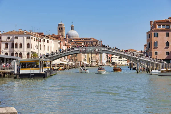 Venice Italy April 2023 Boats Passing Stone Arch Bridge Spanning — Stock Photo, Image