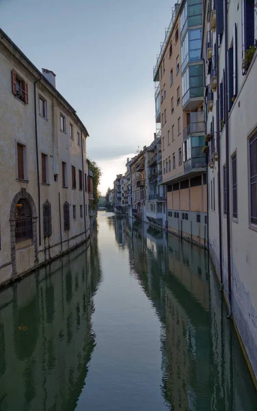Urzekający Widok Stare Fasady Budynków Średniowieczny Kanał Padwa Włochy — Zdjęcie stockowe