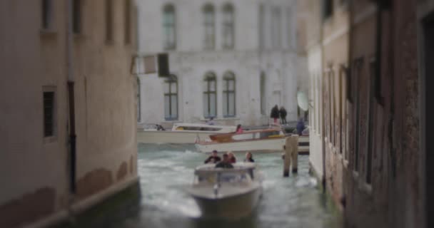 Venedig Italien April 2023 Das Boot Verlässt Den Canal Grande — Stockvideo