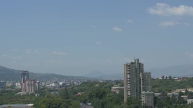 Makedonya 'nın Üsküp kentinin ufuk çizgisi boyunca gün boyunca sağdan sola bir panoramik süpürme.