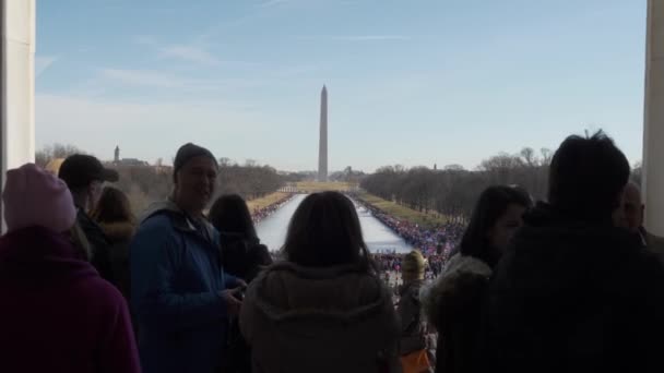 华盛顿 2018年1月20日 人们在历史性的亚伯拉罕 林肯纪念馆和公园的历史方尖碑前展示言论自由 — 图库视频影像
