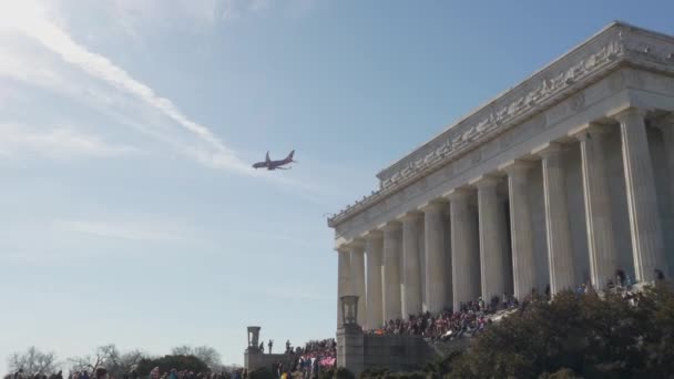 Washington Сша Січня 2018 Натовп Збирається Навколо Меморіалу Лінкольна Літак — стокове відео