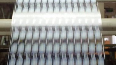 Yüksek hızlı endüstriyel baskı makinesi iş başında, renkli ürün etiketleri oluşturuluyor.