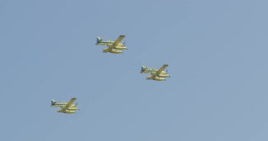 KNIN, CROATIA - 5 Ağustos 2018: uçuşun ortasında üç hava traktörü yangın söndürme uçağı oluşturuldu. Yavaş çekim videosu.