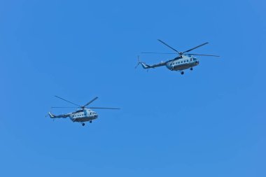 KNIN, CROATIA - 5 Ağustos 2018: Fırtına Askeri Yürüyüşü sırasında iki Mil Mi-8 helikopterine yakın çekim.