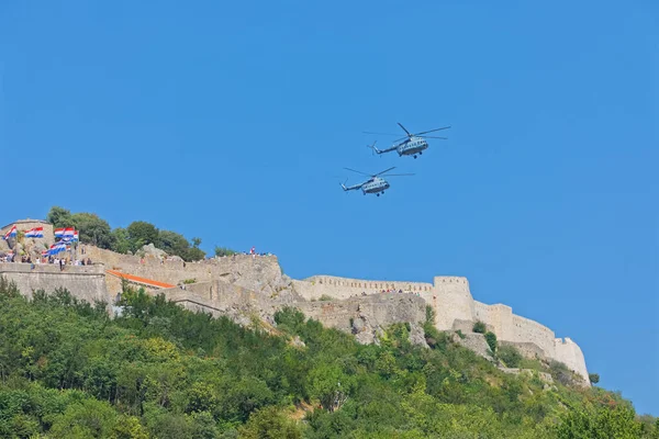 Knin Croatia 2018年8月5日 两架克罗地亚陆军Mil 8直升机飞越历史性的克宁要塞 — 图库照片