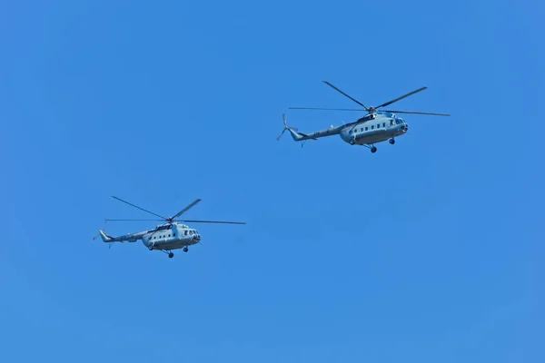 Knin Croacia Agosto 2018 Acercamiento Dos Helicópteros Mil Durante Celebración —  Fotos de Stock