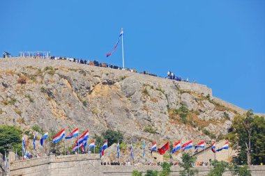 KNIN, CROATIA - 5 Ağustos 2018: İç Savaş 'taki Fırtına Operasyonu sırasında bayraklarla süslenmiş Ortaçağ Knin Kalesi.