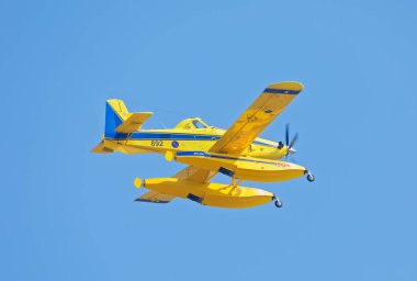 KNIN, CROATIA - 5 Ağustos 2018: Fırtına Operasyonu sırasında hava traktörü itfaiye uçağı havalandı.